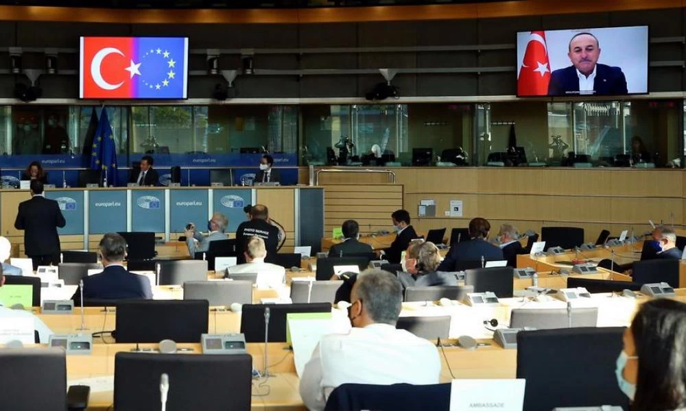 Προβοκάτσια Τσαβούσογλου μέσα στο Ευρωκοινοβούλιο με την ευρωπαϊκή σημαία